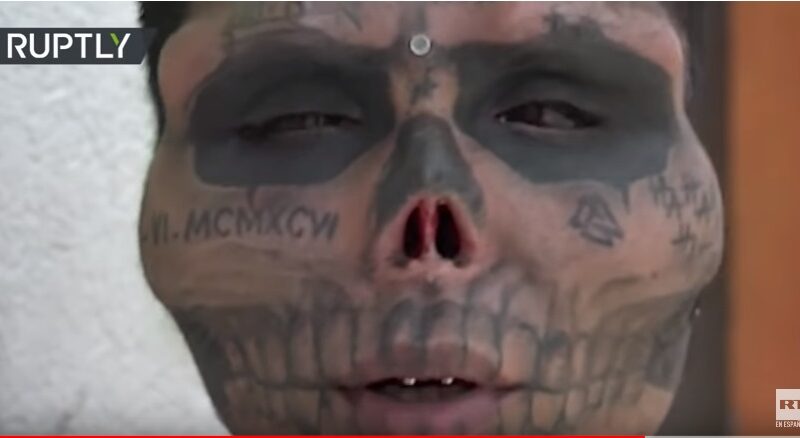 (+Foto) Hombre se cortó las orejas, la nariz y la lengua para parecerse a una calavera con serpiente