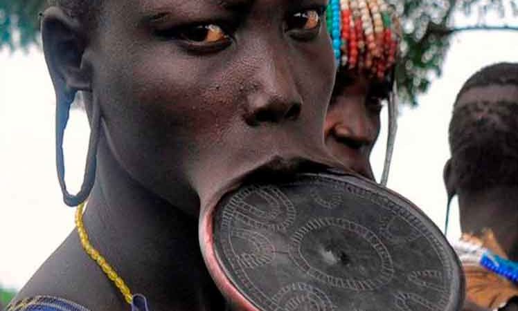 (Fotos) “Las Mujeres Plato”, una tradición tribal que mutila a niñas en Etiopía