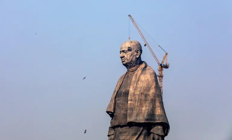 (Fotos) Levantan la estatua más grande del mundo en la India