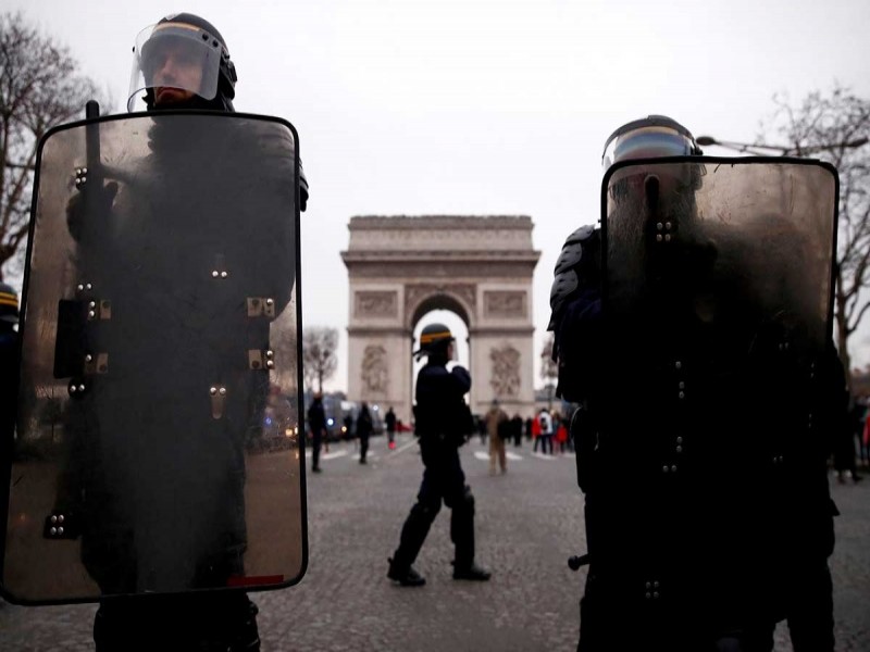 Francia se fortifica para Año Nuevo; 'chalecos amarillos' marcharán