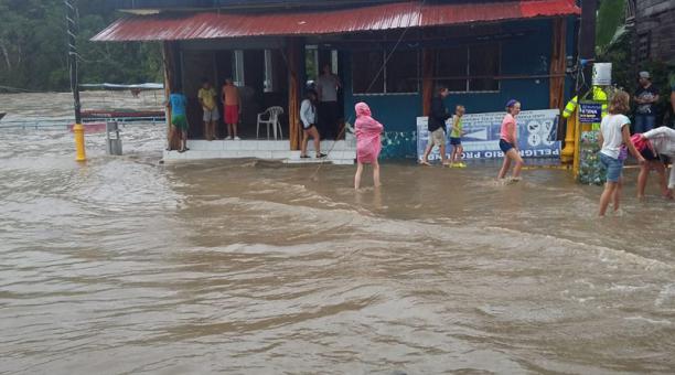 Fuertes lluvias dejan más de 2.400 familias damnificadas en Ecuador