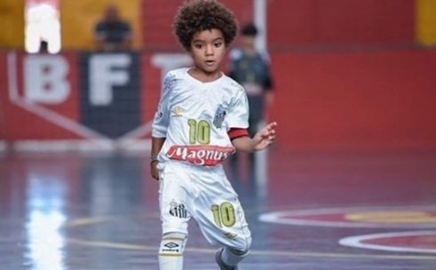 Futbolista de 8 años, el brasileño más joven en firmar contrato con Nike