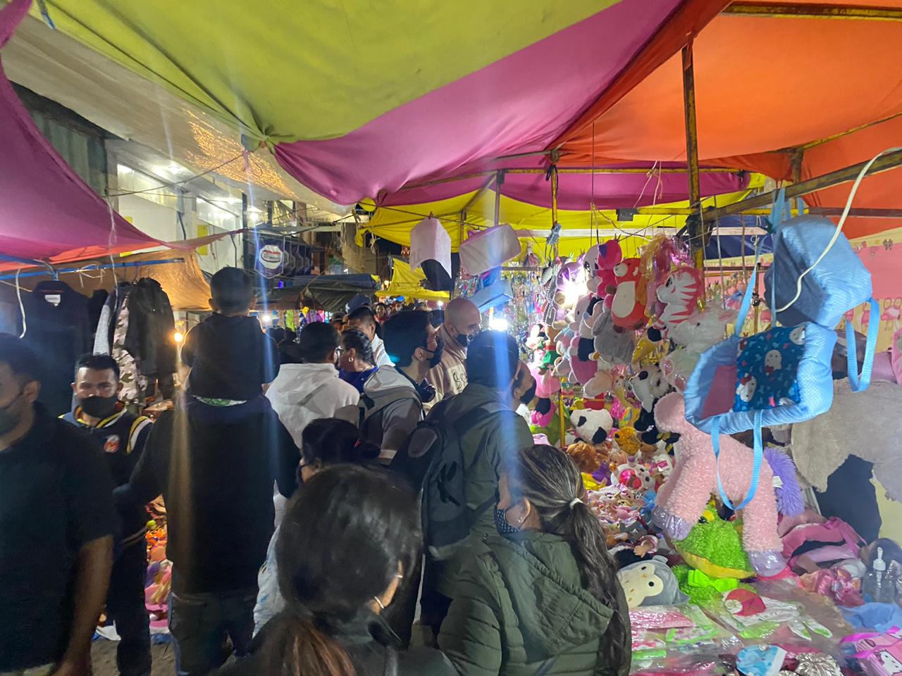 GALERÍA | Sin sana distancia, los Reyes Magos abarrotan tianguis de Morelia