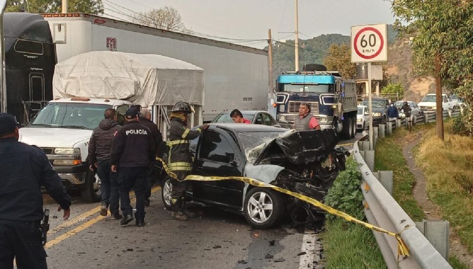 Graban fuerte choque de tráilers en Toluca