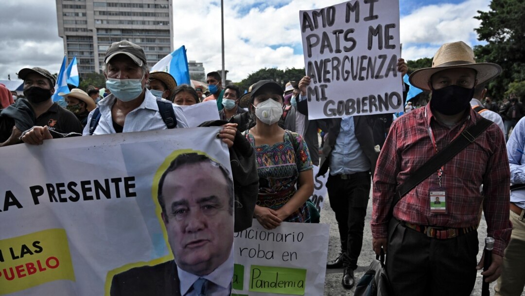 Guatemala inicia diálogo, pero siguen las protestas contra el presidente