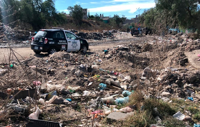 Hallan hombre sin vida en lote baldío de Tecámac