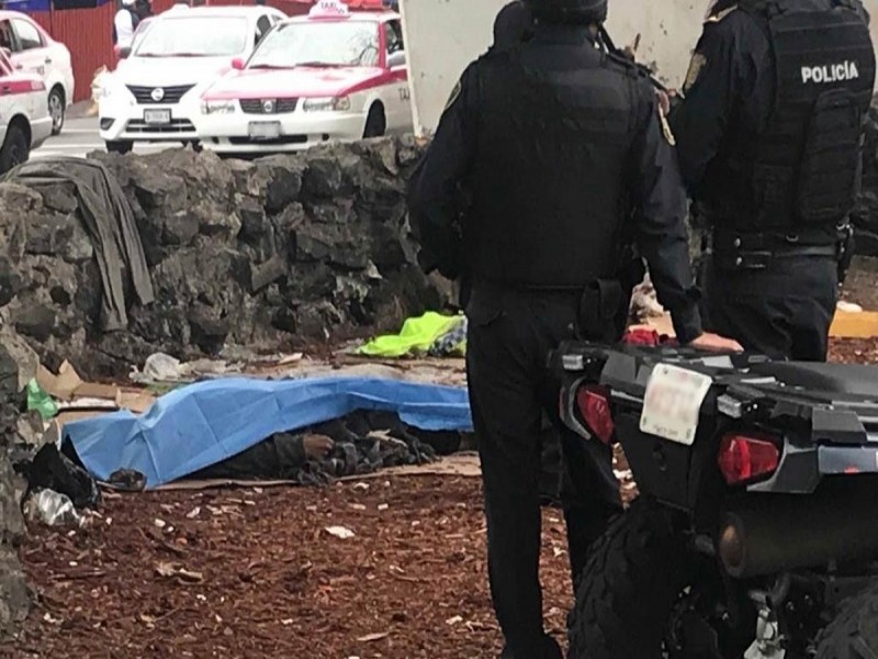 Hallan muerto a hombre en situación de calle en La Merced