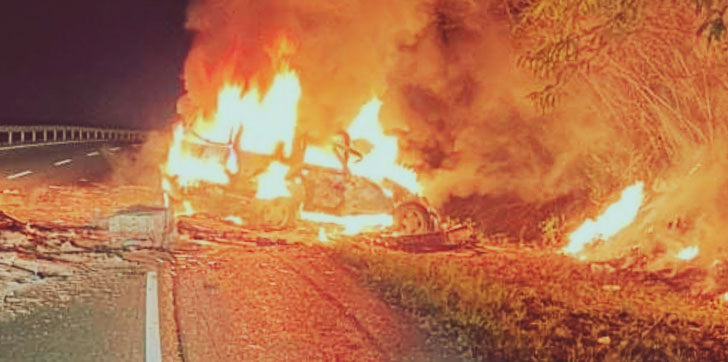 Hombre muere calcinado tras incendiarse el vehículo que conducía al caer desde un puente