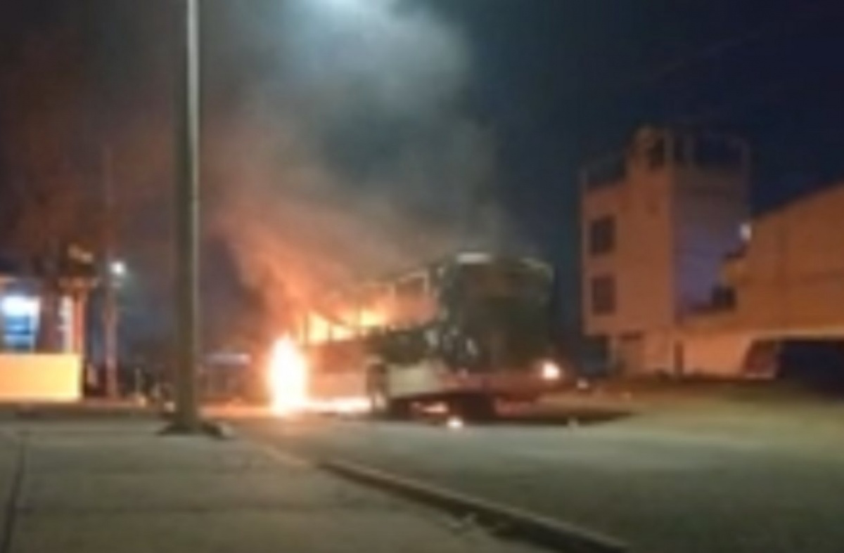 Incendian unidades del transporte público en Toluca