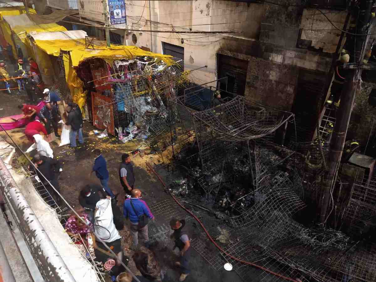 Incendio consume 5 puestos ambulantes y bodega de juguetes en La Merced