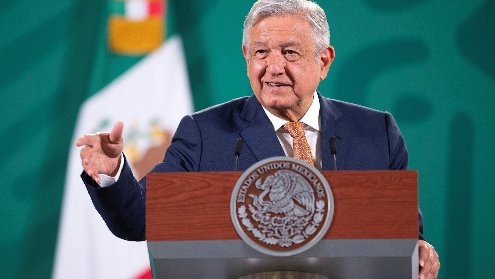 INE ordena a López Obrador no emitir opiniones sobre elecciones en conferencias matutinas