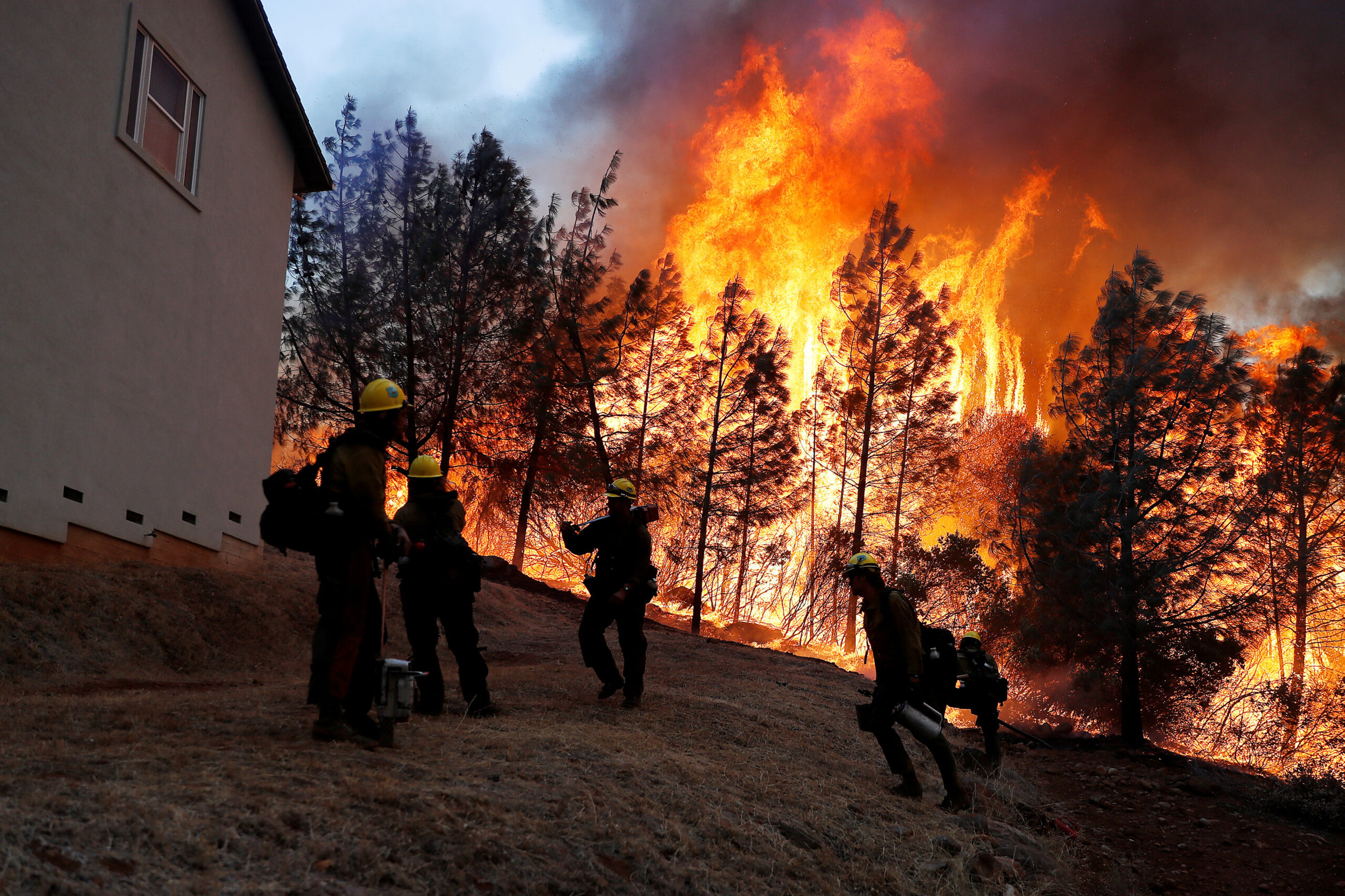 Infierno en el paraíso: los videos que muestran los devastadores incendios que azotan a California