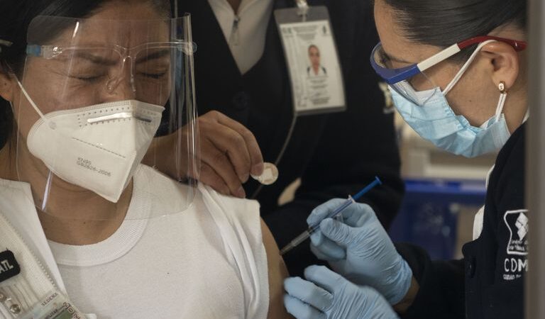 Inicia aplicación de vacunas contra COVID-19 a personal de salud en hospitales privados