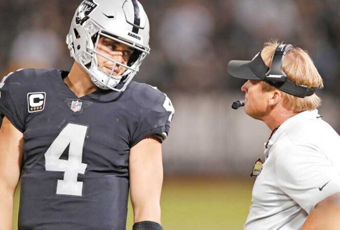 Jon Gruden sale abucheado junto con sus Raiders