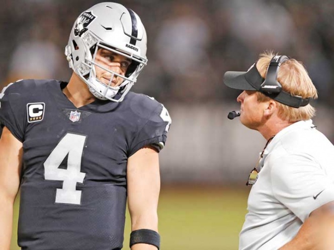 Jon Gruden sale abucheado junto con sus Raiders