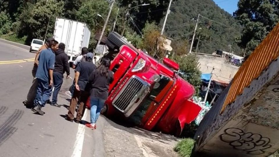 Joven vuelca tráiler sobre la Naucalpan-Toluca