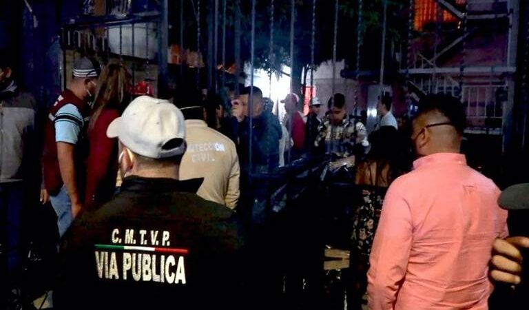 Jóvenes se enfrentan a policía por dispersar fiesta en Ecatepec