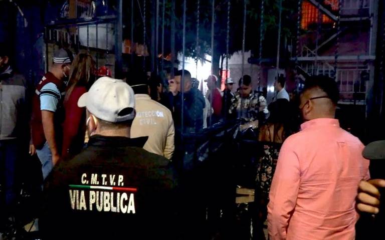 Jóvenes se enfrentan a policía por dispersar fiesta en Ecatepec