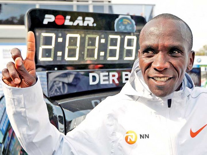 Kipchoge deslumbra con su paso platónico