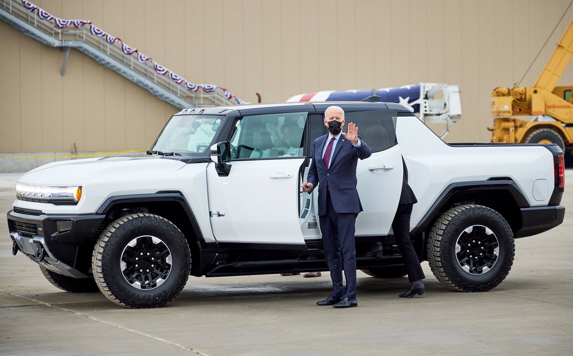 La decisión del Presidente  de subirse al Hummer