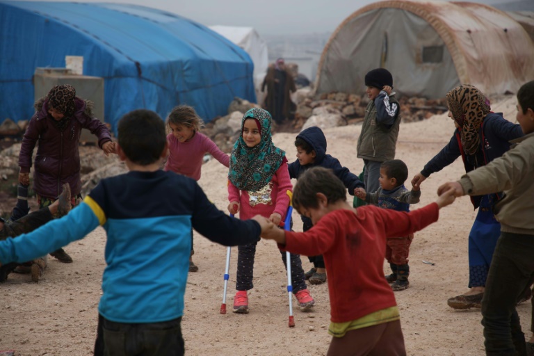 La sonrisa de una niña siria que nació sin piernas y usaba “prótesis” de lata