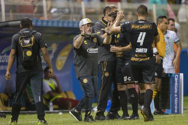 Maradona debuta con los Dorados