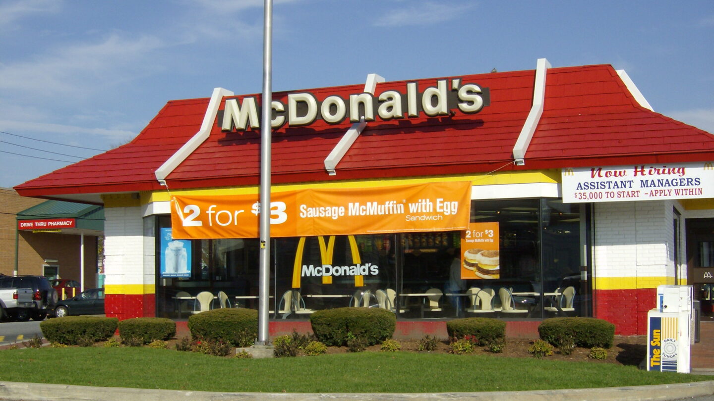Más de 100 personas enfermas por comida de McDonalds |