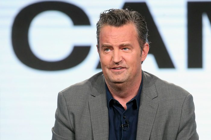 Matthew Perry se nos casa; reunión de Friends se va hasta marzo