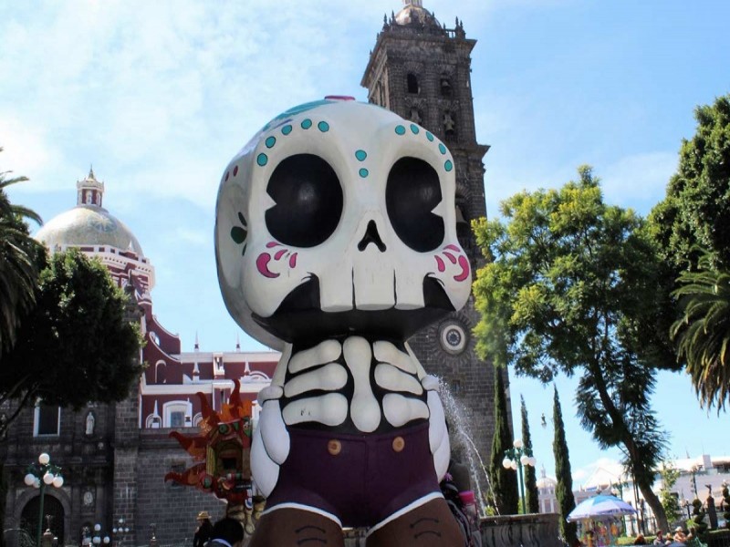 ‘Me lleva la huesuda’ exhibe calaveras gigantes en Puebla