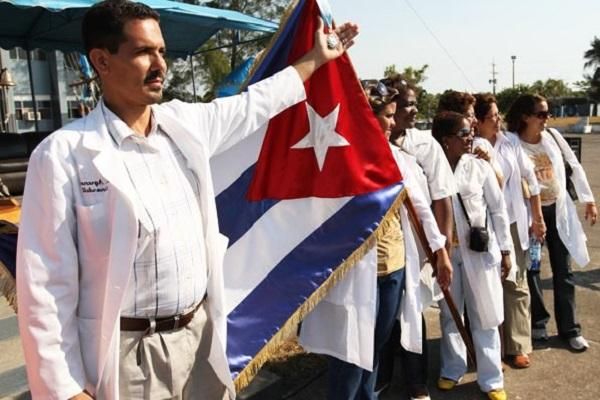 Médicos cubanos demandan a Venezuela por esclavitud