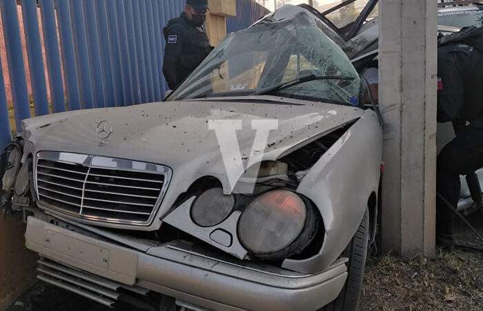 Mercedes queda prensado entre un poste y una barda en Morelia; conductor de 19 años resulta lesionado