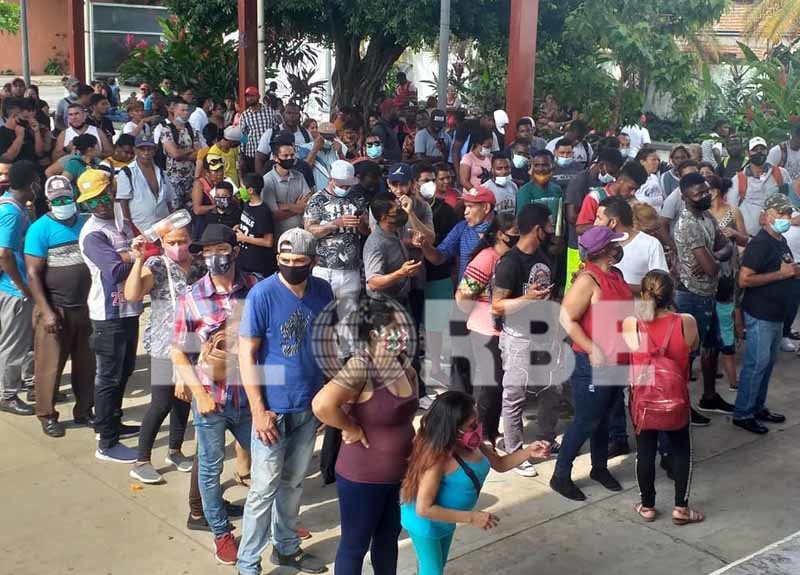 Migrantes se Aglomeran en el Parque “Amparo Montes”