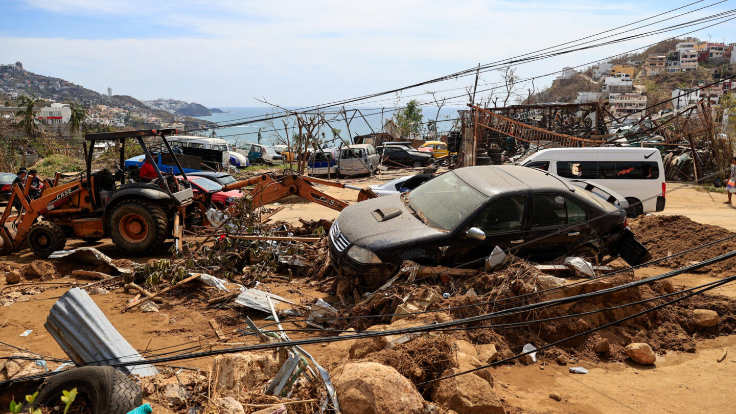 Migrantes varados en Tapachula ofrecen su ayuda en la reconstrucción de Acapulco después del huracán Otis |