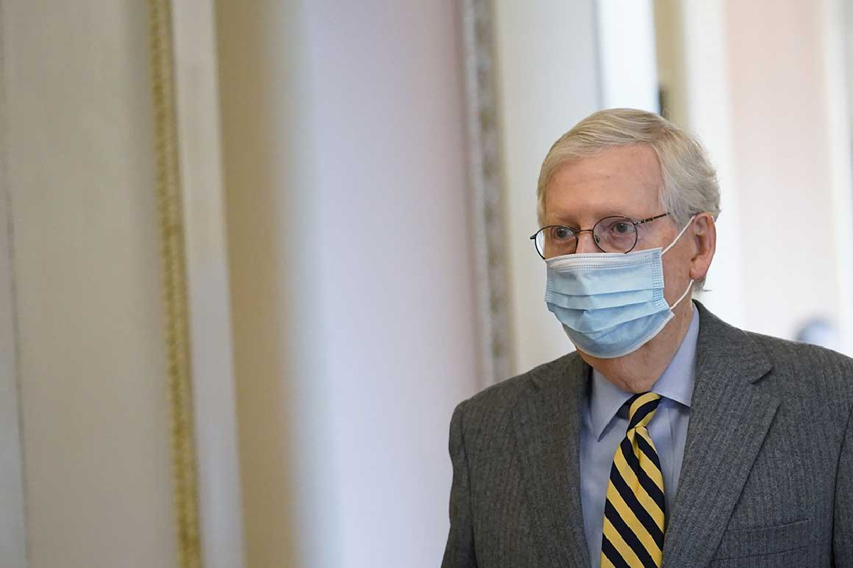 Mitch McConnell «envenena» los cheques de estímulo de $2,000