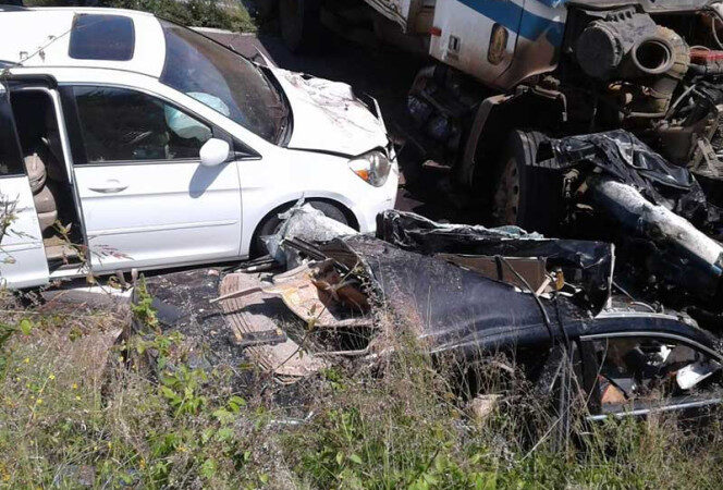 Mueren cuatro policías y un civil en accidente automovilístico, en Michoacán