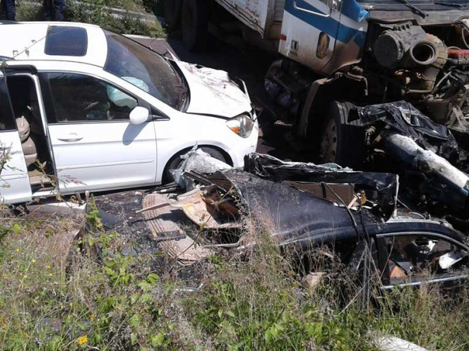 Mueren cuatro policías y un civil en accidente automovilístico, en Michoacán