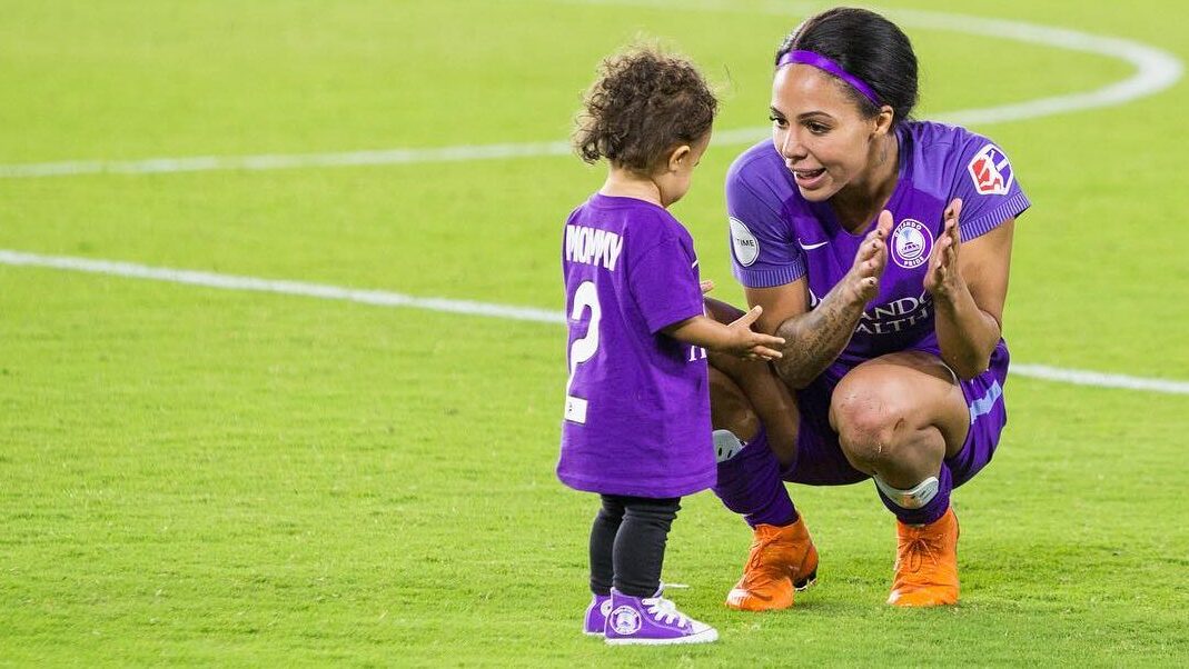 Mujeres futbolistas contarán con licencia por maternidad: FIFA