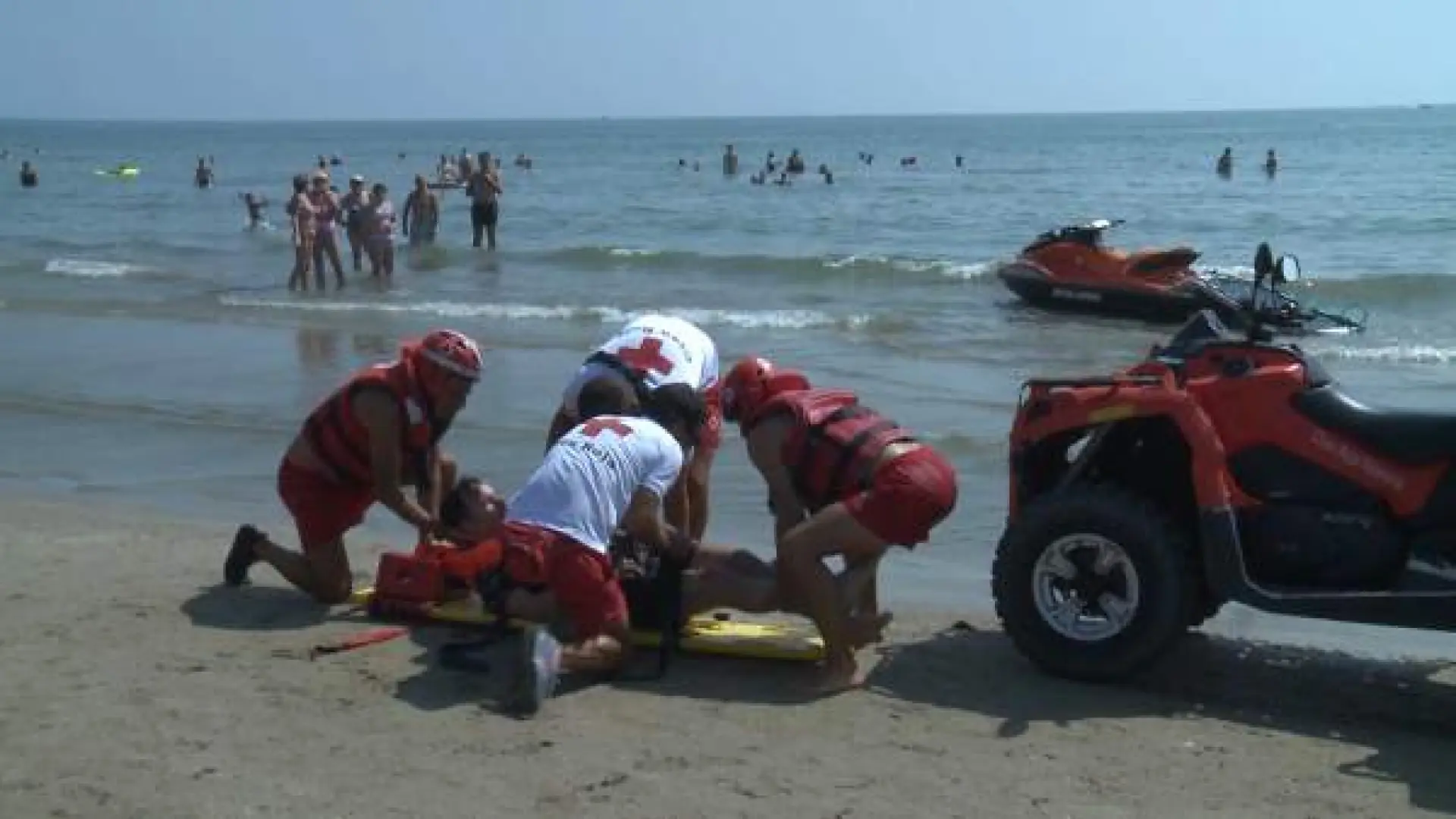 Murió niño de cuatro años tras volcarse la colchoneta de playa sobre la que estaba