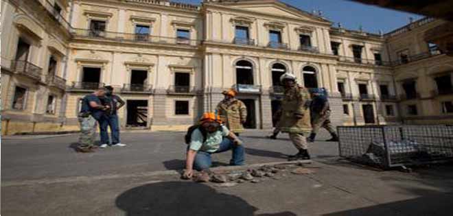 Museo Nacional de Brasil ha rescatado sólo 1.500 de las 20 millones de piezas que tenía antes de incendio