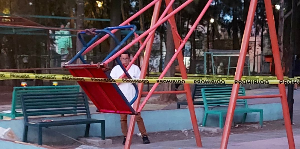 Niño pierde la vida por golpe en la nuca de columpio en la Cdmx