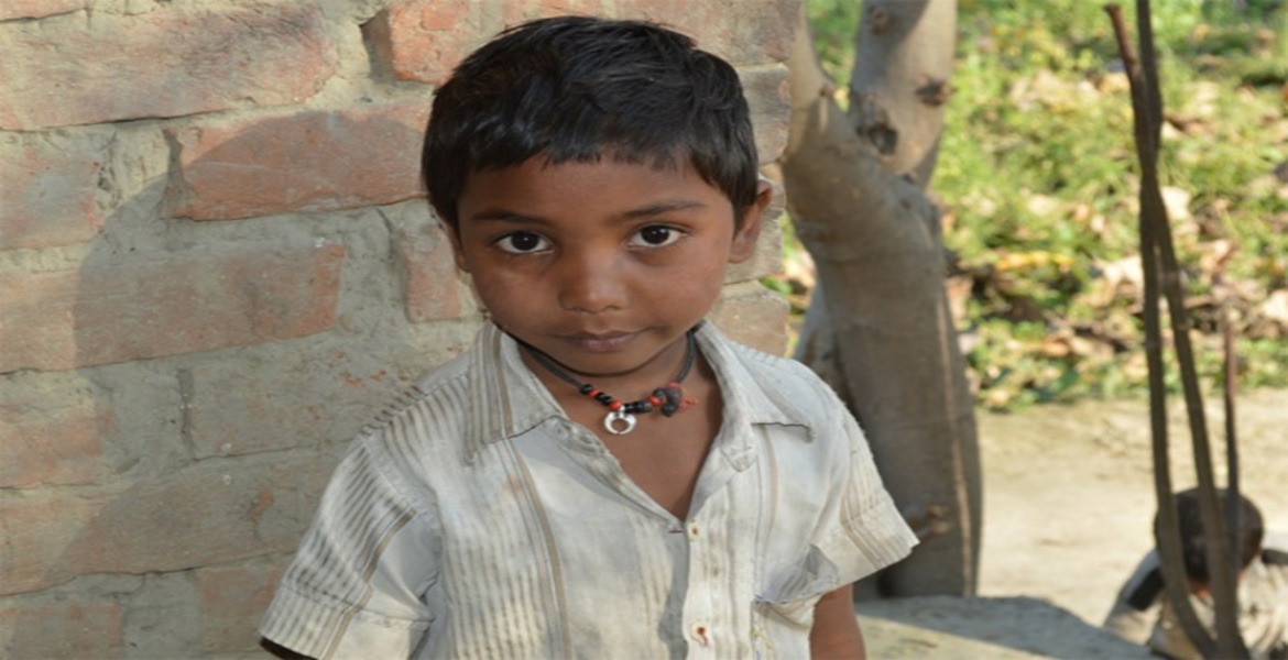 Niño tiene 24 dedos y lo quieren sacrificar, en India