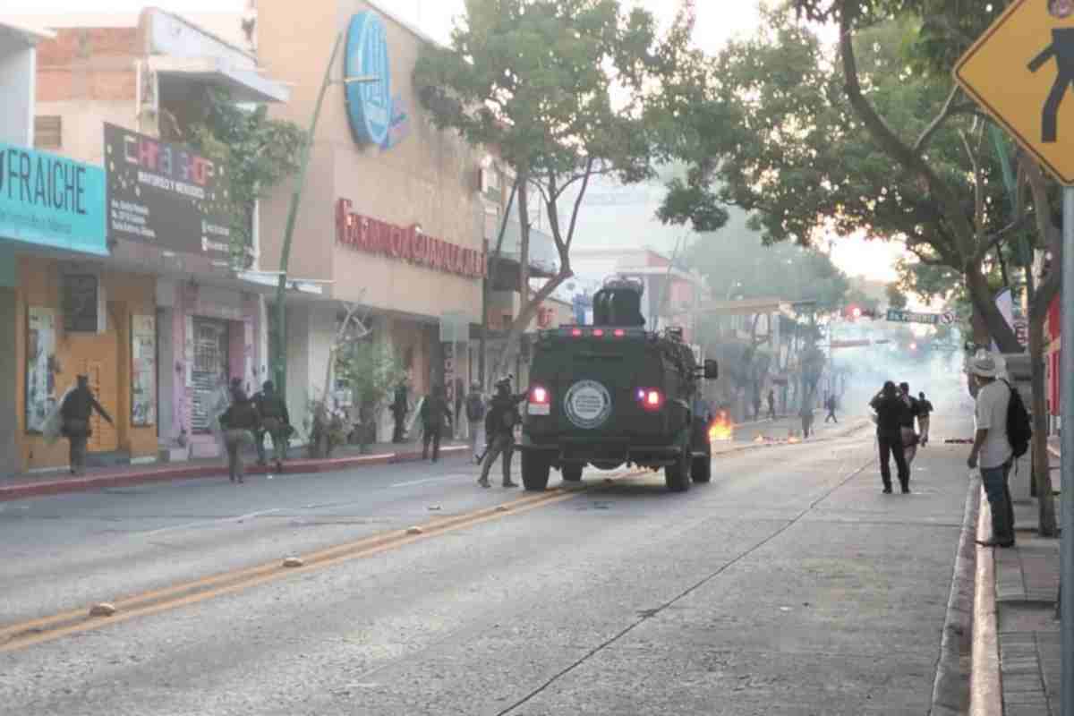 Normalistas de Mactumatzá se enfrentan a policías en Chiapas