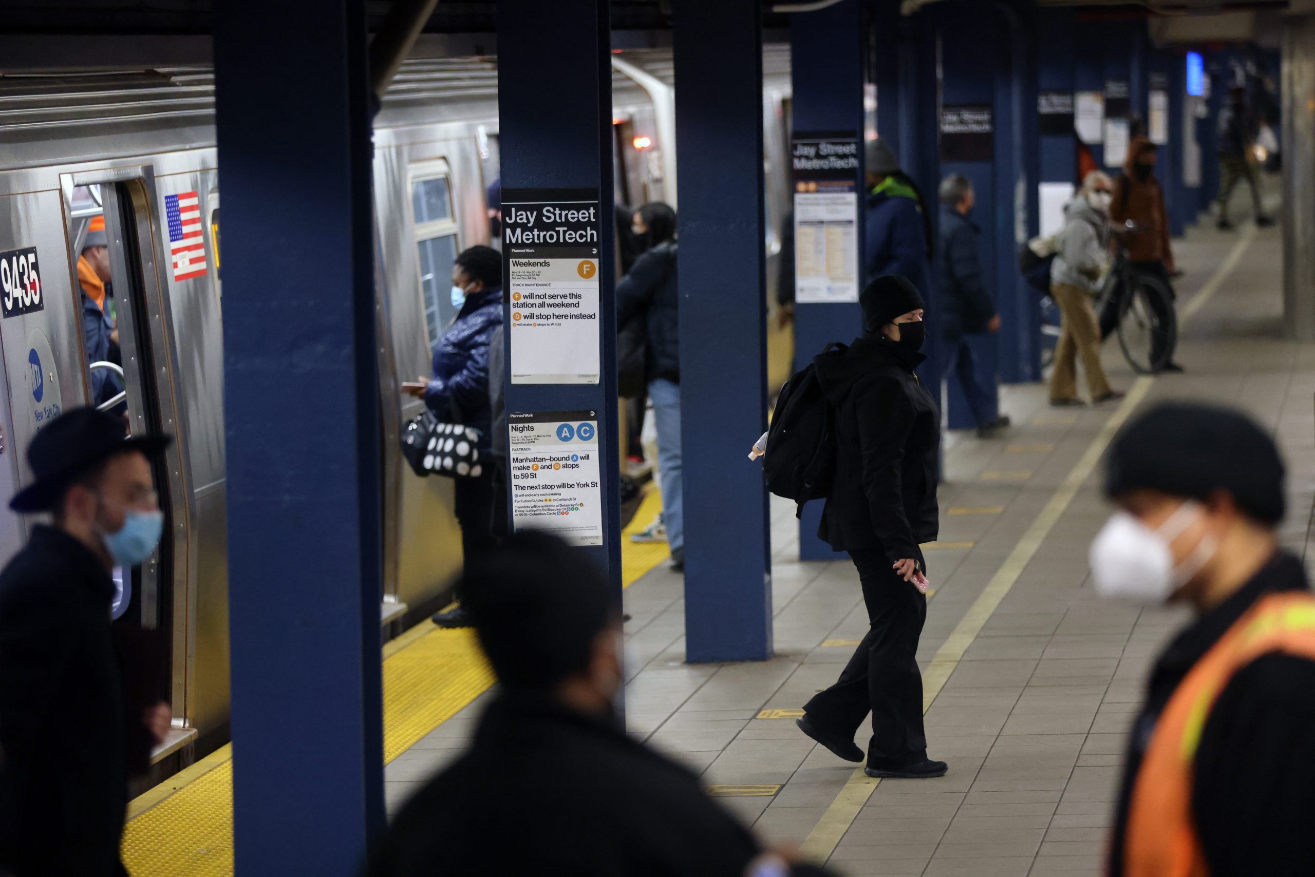 Nueva York cierra escuelas para frenar el virus; en Europa suben las muertes