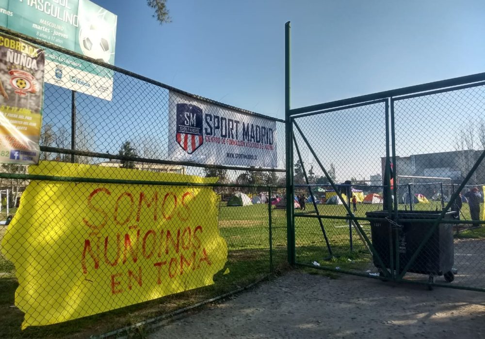 Ñuñoa: Continúa toma de cancha municipal por parte de allegados en el sector Rodrigo Araya