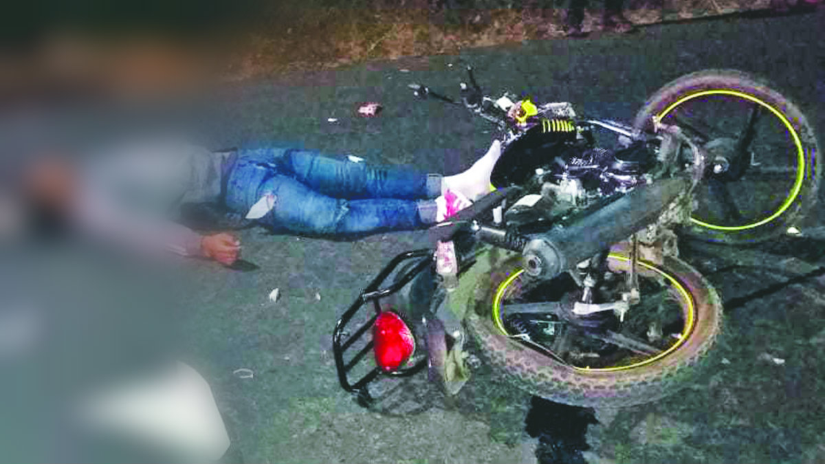 Padre e hijo mueren al chocar su moto contra una camioneta, en Valle de Bravo