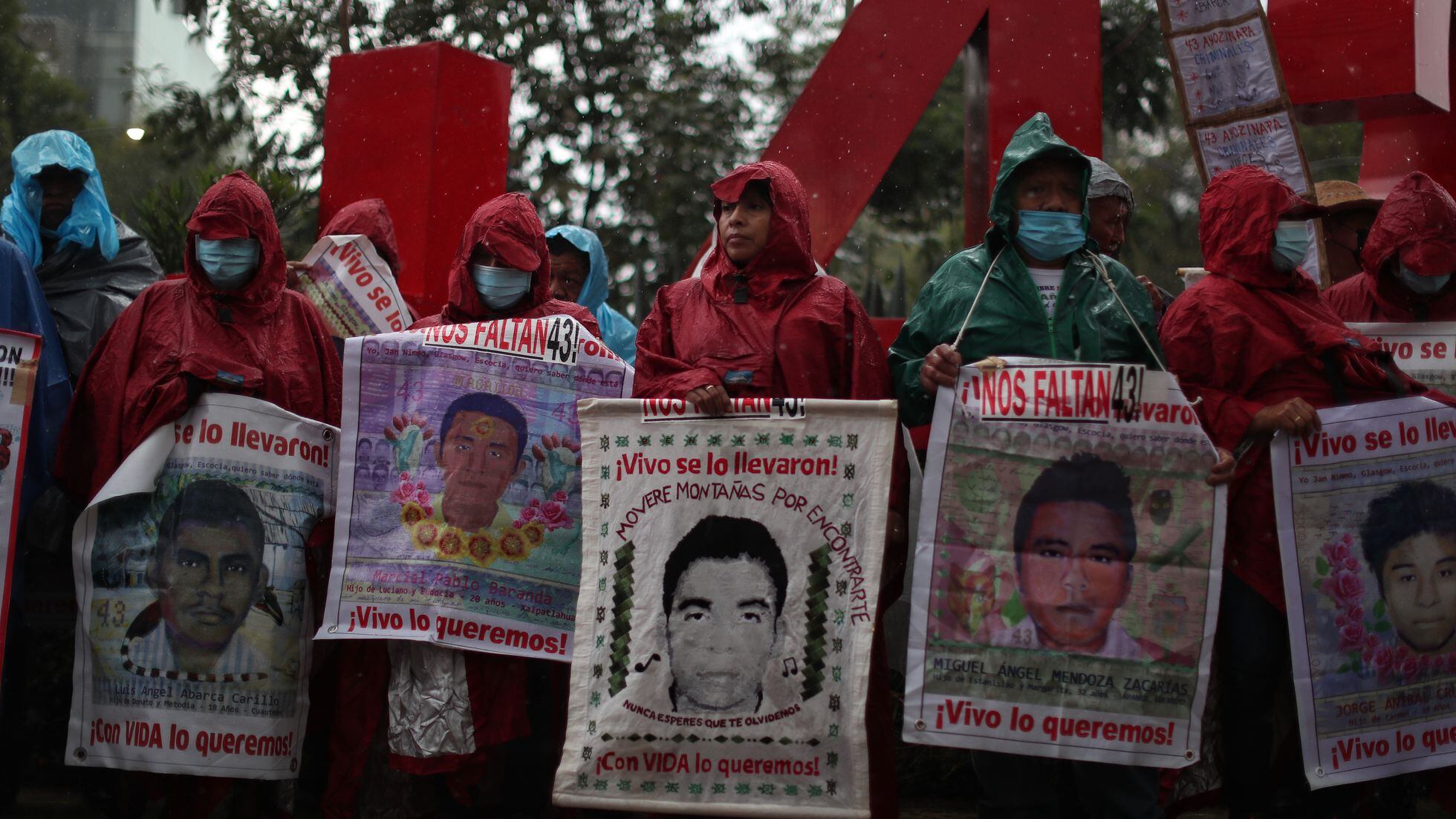 Para hacer pasar restos como el de los estudiantes de Ayotzinapa asesinaron a 20 indigentes