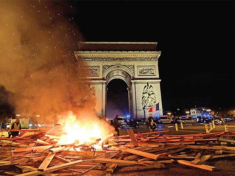 París en llamas; hay 130 detenidos en represión policial