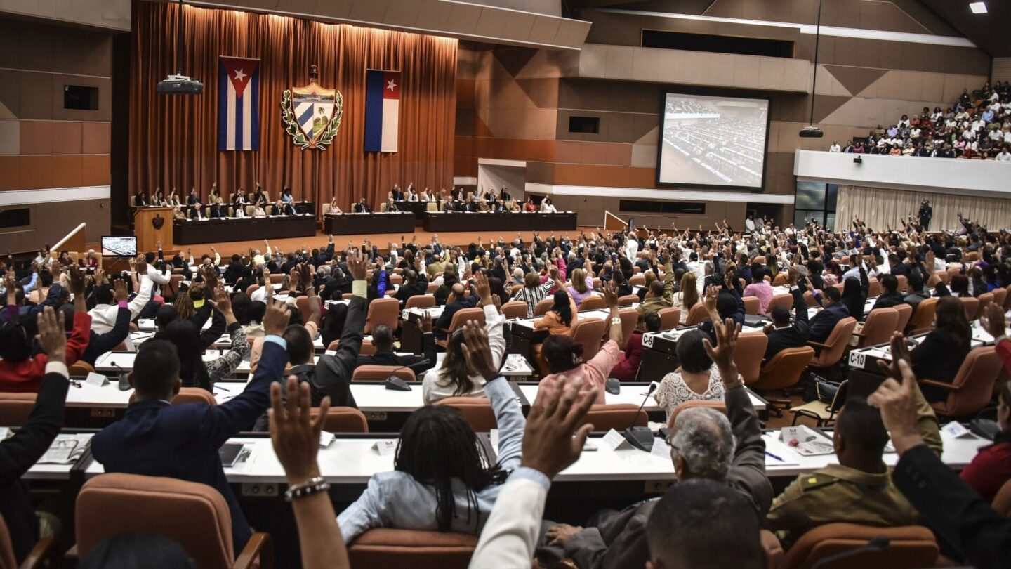 Parlamento cubano aprueba proyecto de reforma de la Constitución |