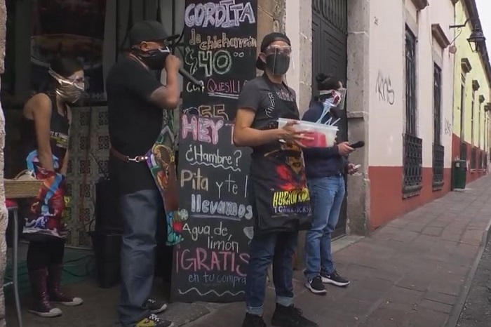 ¡Pásale, pásale! Desde las banquetas, trabajadores buscan que restaurantes sobrevivan, en Morelia