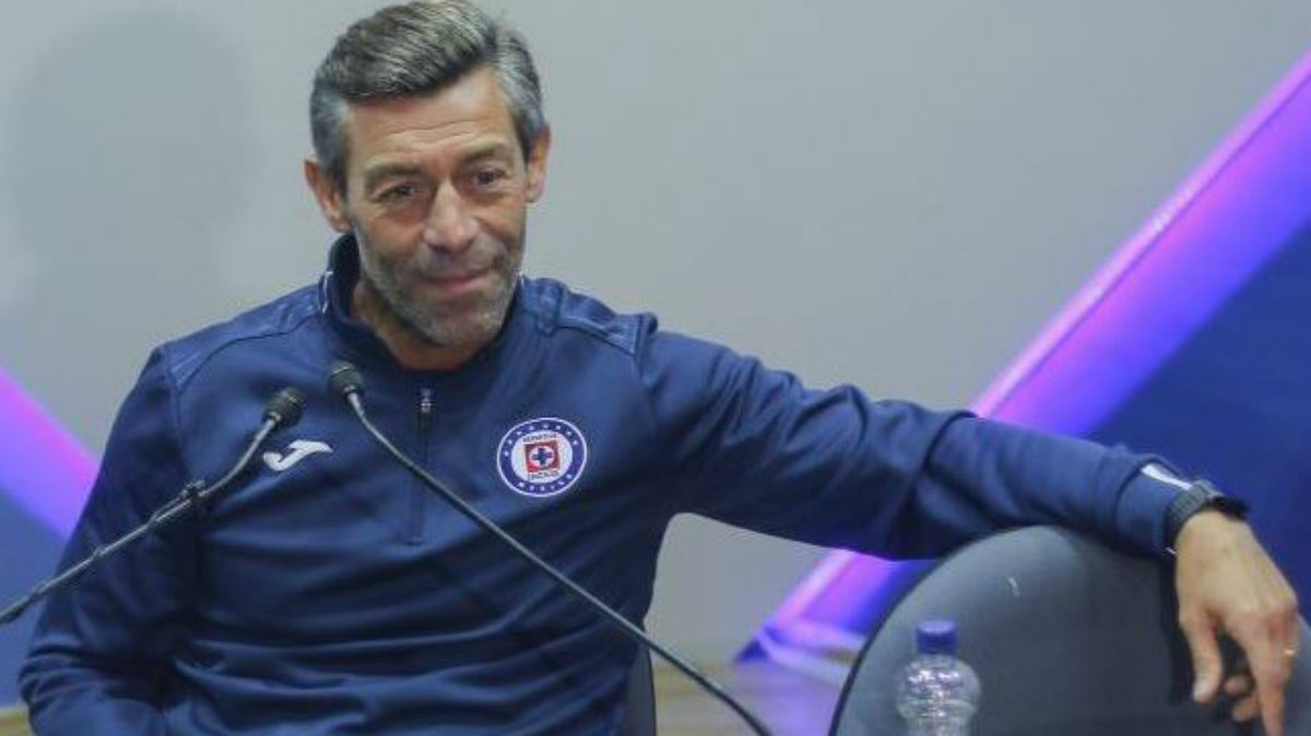 Pedro Caixinha le da cachetada con guante blanco a Walter Montoya